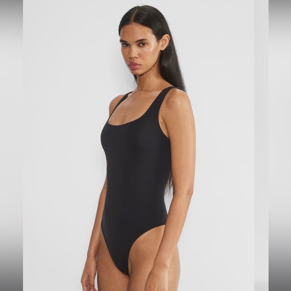 Aritzia Contour Squareneck Bodysuit